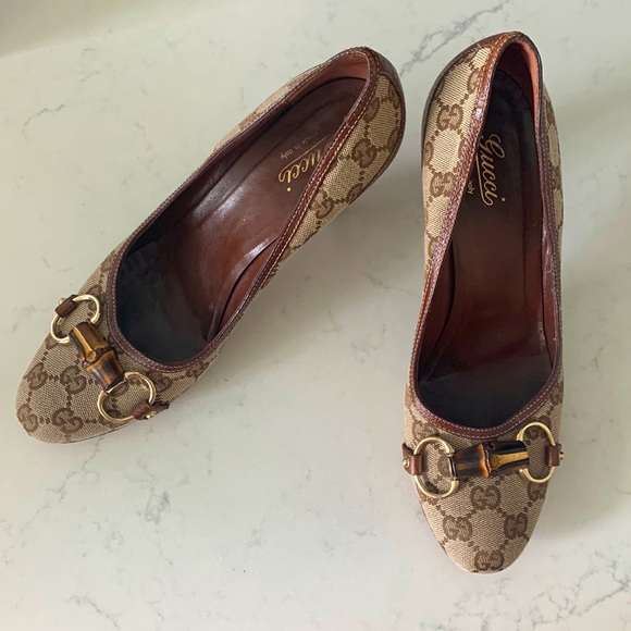 Gucci tan GG canvas and leather trim Bamboo Horsebit pumps. - Picture 4 of 12